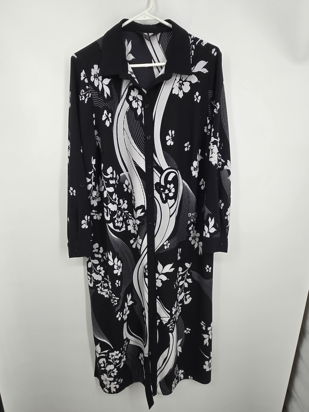 Slim Factor Investments Black and White Floral Long Tunic 1X (7147)